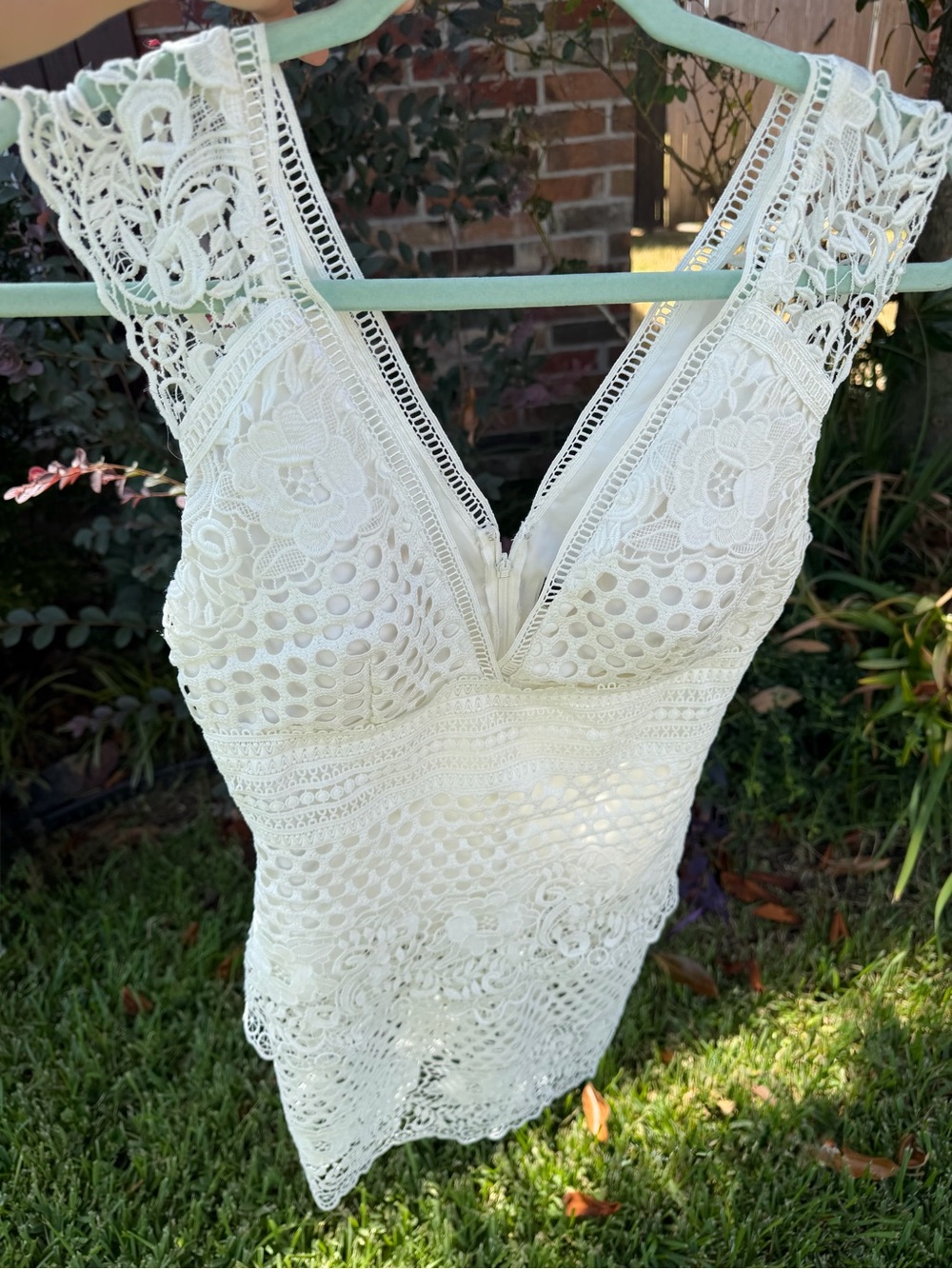 Laundry Shelli Segal White Lace eyelet Dress Size 4 V Neck Crochet Sheath